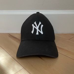 Black and White Yankees Mens Hat